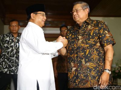 Prabowo Salam Komando dengan SBY Saat Takziah Ani Yudhoyono