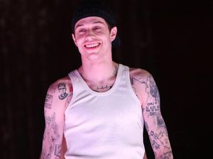 Pete Davidson Jalani Terapi Trauma Usai Alami Pelecehan dari Kanye West Pete Davidson Jalani Terapi Trauma Usai Alami Pelecehan dari Kanye West