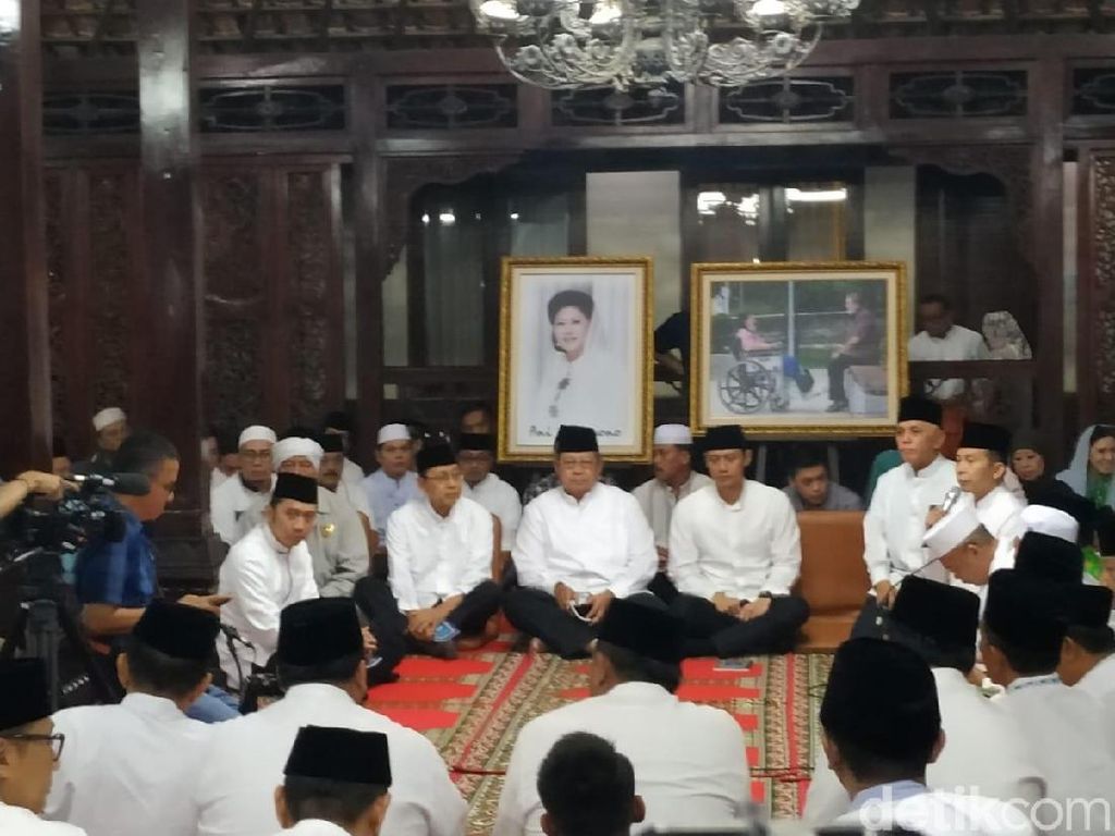 Tahlilan 3 Hari Wafatnya Ani Yudhoyono, AHY-Ibas Menitikkan Air Mata Tahlilan 3 Hari Wafatnya Ani Yudhoyono, AHY-Ibas Menitikkan Air Mata