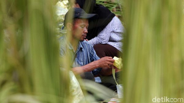 Potret Pedagang Kulit Ketupat Mengais Rezeki Jelang Idul Fitri
