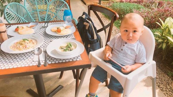 Gemas! Begini Gaya Cucu Ustaz Arifin Ilham Kala Makan Bareng Orang Tuanya