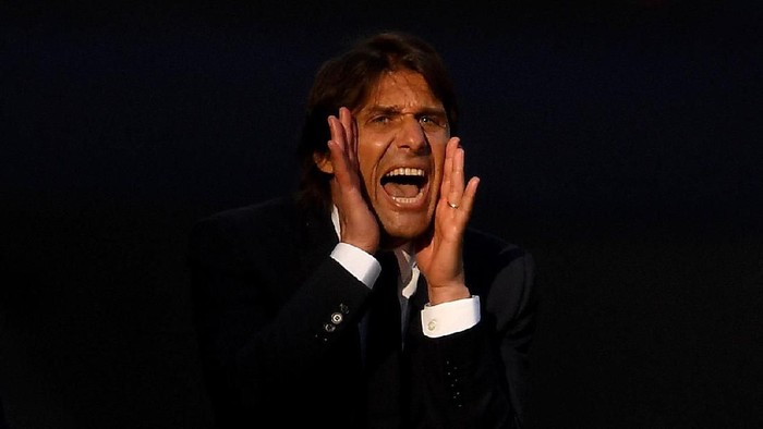 LONDON, ENGLAND - MAY 19: Antonio Conte, Manager of Chelsea gives his team instructions during The Emirates FA Cup Final between Chelsea and Manchester United at Wembley Stadium on May 19, 2018 in London, England. (Photo by Laurence Griffiths/Getty Images)