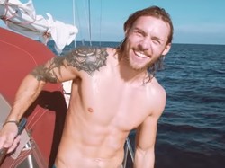 Kisah Pelaut Tampan Bebaskan Penyu dari Jerat Jaring