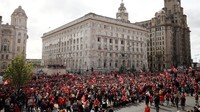 Parade juara Liverpool finis di The Mersey River Festival . Sudah ada pesta wine yang menunggu di sana. (Foto: Jason Cairnduff/Action Images via Reuters)