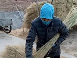 Kisah Haru Perjuangan Ibu Bikin 20 Ribu Sapu Demi Sekolahkan Anak