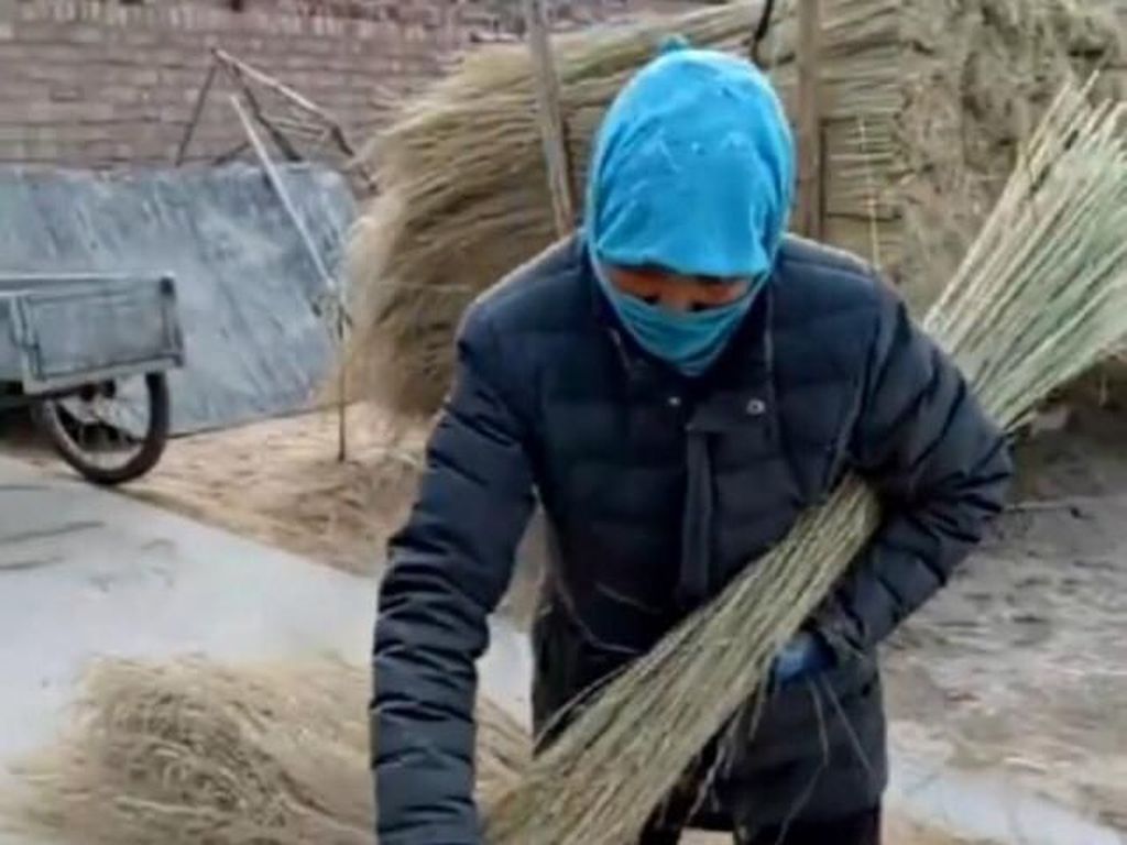 Kisah Haru Perjuangan Ibu Bikin 20 Ribu Sapu Demi Sekolahkan Anak Kisah Haru Perjuangan Ibu Bikin 20 Ribu Sapu Demi Sekolahkan Anak