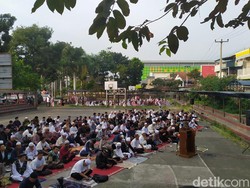 Sebagian Umat Islam di Garut Gelar Salat Idul Fitri Hari Ini