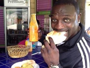 Gaya Makan Keren Seleb Dunia Rayakan Lebaran, Dari Mike Tyson hingga Akon
