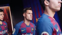 Barcelona juga mengubah letak bendera Catalan di jersey barunya ini. Bendera garis-garis kuning dan merah berada di bagian depan terletak di antara kerah. Musim ini, bendera tersebut terletak di bagian belakang. (fcbarcelona.com)