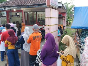 Tak Peduli Mahal, Warga Pacitan Rela Antre Daging untuk Menu Lebaran