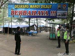 Wisatawan Pantai Kebumen Dilarang Mandi di Laut Saat Libur Lebaran Wisatawan Pantai Kebumen Dilarang Mandi di Laut Saat Libur Lebaran