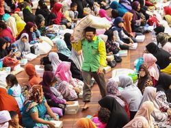 Masjid Istiqlal Bagikan Zakat