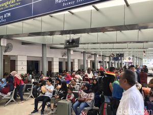 H-1 Lebaran, Pemudik Masih Padati Stasiun Pasar Senen