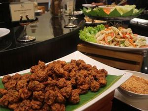 Bingung Pilih Makanan Halal di Negeri Non Muslim? Begini Solusinya Bingung Pilih Makanan Halal di Negeri Non Muslim? Begini Solusinya