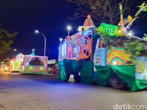 Becak dan Kendaraan Hias Ramaikan Malam Takbiran di Sulsel
