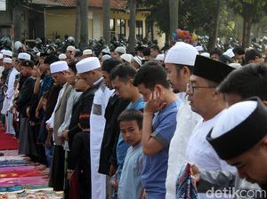 Momen Sebagian Umat Islam di Garut Salat Idul Fitri Hari Ini