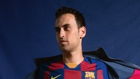 Dikutip dari situs resmi klub, motif kotak-kotak ini terinspirasi oleh arsitektur kota Barcelona khususnya pola bangunan di Distrik Eixample. Di daerah ini juga terdapat beberapa bangunan paling ikonis di Catalan yang dirancang oleh Antoni Gaudi (fcbarcelona.com).