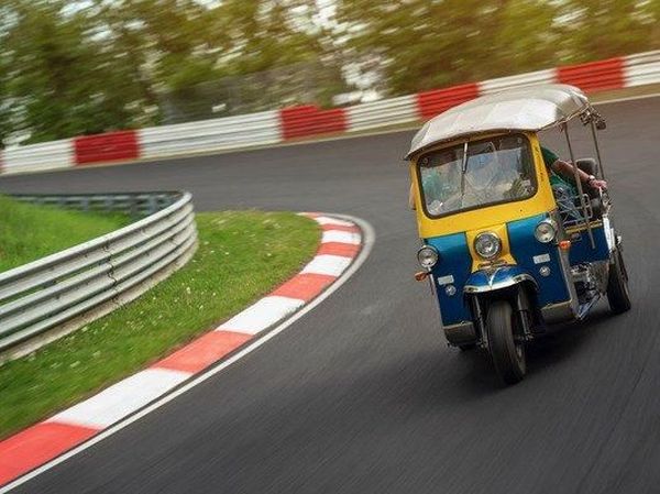 Bajaj Roda Tiga Diajak Ngebut di Sirkuit