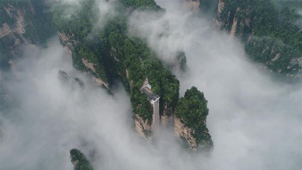 Penampakan Lift Tertinggi di Dunia Menembus Awan