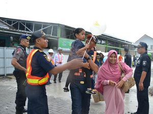 Demi Layani Pemudik, Petugas Kemenhub Rela Tak Berlebaran Demi Layani Pemudik, Petugas Kemenhub Rela Tak Berlebaran