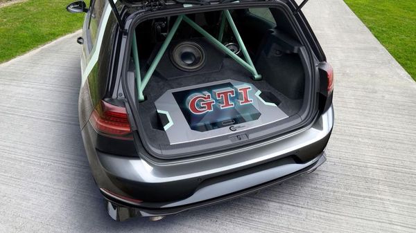 Keren, Mobil dengan teknologi Hologram Nih!