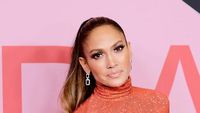 Sabet Penghargaan Ikon Fashion, J-Lo Pamer Perut Rata