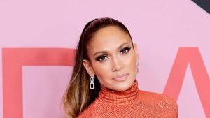 Sabet Penghargaan Ikon Fashion, J-Lo Pamer Perut Rata