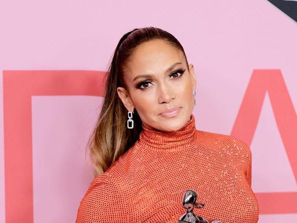 Sabet Penghargaan Ikon Fashion, J-Lo Pamer Perut Rata