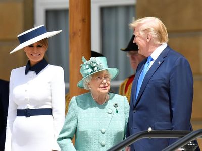 Bertemu Ratu Elizabeth II, Gaya Melania Trump Disebut Mirip Putri Diana