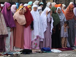 Sholat Eid Besok Lebih Baik Mandi Pakai Air Dingin atau Air Hangat?
