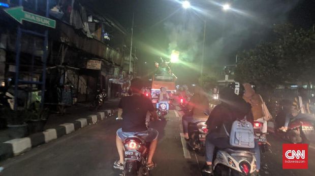 Naik Atap Bus dan Petasan Warnai Takbiran di Tanah Abang