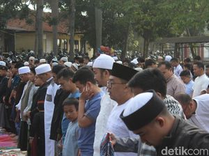 Riuh Suasana Salat Idul Fitri di Kawasan Alun-alun Garut