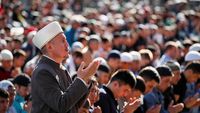 Potret Khusyuk Salat Idul Fitri dari Rusia Hingga Afghanistan