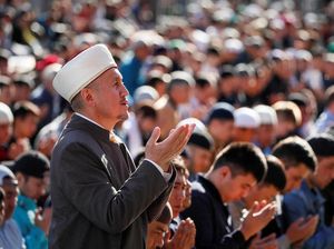 Potret Khusyuk Salat Idul Fitri dari Rusia Hingga Afghanistan