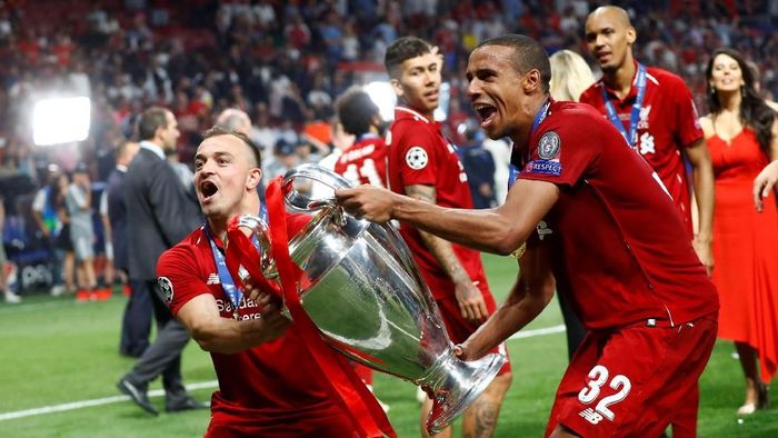 Xherdan Shaqiri meraih trofi keduanya di Liga Champions (Kai Paffebanch/REUTERS) Xherdan Shaqiri meraih trofi keduanya di Liga Champions (Kai Paffebanch/REUTERS)