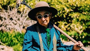 Didandani Cucu Saat Liburan, Gaya Kakek 84 Tahun Ini Lebih Keren dari Kamu