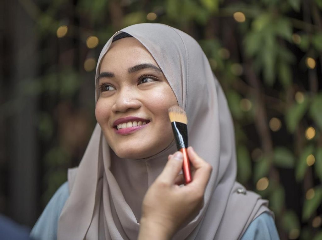 Tren Makeup Lebaran 2021, Bibir Jadi Highlight Walau Ditutup Masker Tren Makeup Lebaran 2021, Bibir Jadi Highlight Walau Ditutup Masker