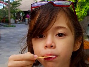 Gaya Kulineran London Abigail, Anak Cantik Wulan Guritno