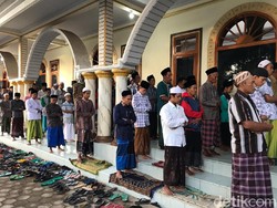 Warga Satu Desa di Jember Salat Id Hari Ini