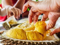 Seru dan Asyik! Lomba Makan Durian di Pasar Cisangkuy Bandung