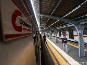 Kereta Jurusan Manggarai-Tambun Dilempar Batu, Kaca Jendela Pecah