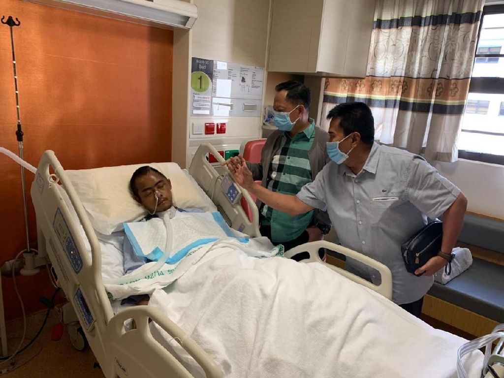Kapolri ke Singapura, Besuk AKP Aditia Mulya Korban Pengeroyokan Massa Kapolri ke Singapura, Besuk AKP Aditia Mulya Korban Pengeroyokan Massa