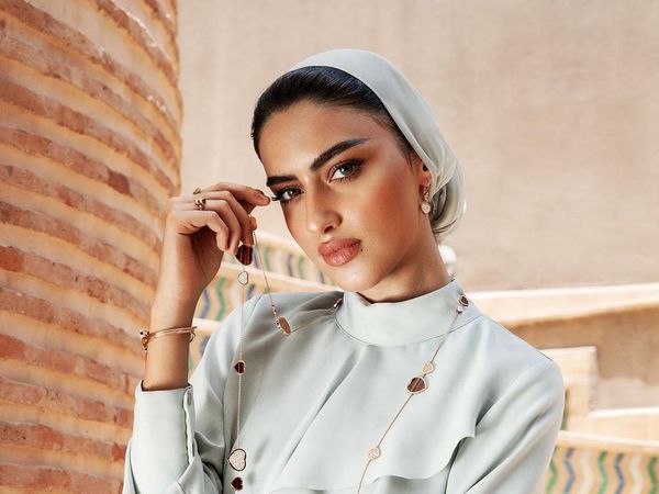 Pesona Yara Alnamlah, Selebgram Arab Saudi yang Bangga Pakai Abaya