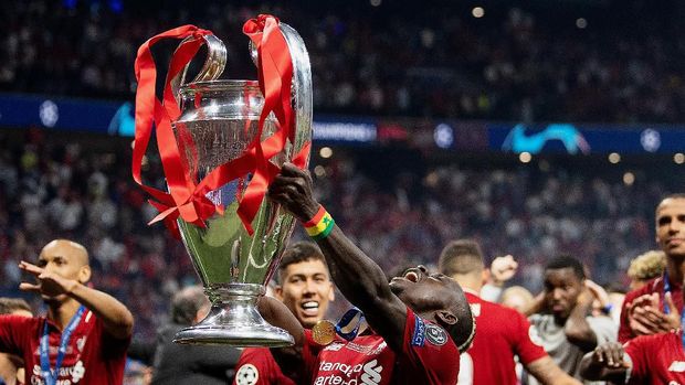 MADRID, SPAIN - JUNE 01: Sadio Mane of Liverpool celebrates with the Champions League Trophy after winning the UEFA Champions League Final between Tottenham Hotspur and Liverpool  at Estadio Wanda Metropolitano on June 01, 2019 in Madrid, Spain. (Photo by Matthias Hangst/Getty Images)