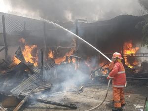 Lapak Barang Bekas di Kalisari Jaktim Terbakar, 8 Unit Damkar Dikerahkan