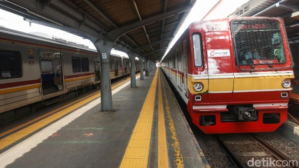 KRL Sepi Penumpang KRL Commuter Line terlihat sepi di Stasiun Jakarta Kota, Jakarta. Selasa (4/6/2019). Jika saat weekdays KRL terlihat penuh sesak kini KRL terlihat sepi.