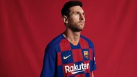 Barcelona memperkenalkan seragam baru untuk mengarungi musim 2019/2020. Mereka untuk pertama kalinya dalam sejarah klub tak menggunakan motif garis-garis (fcbarcelona.com)
