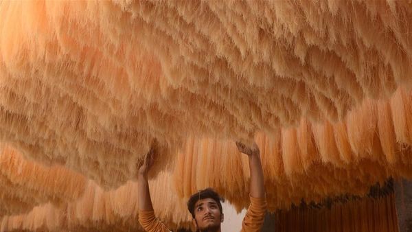 Persiapan Pabrik Mie di Pakistan Jelang Lebaran