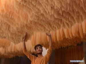 Persiapan Pabrik Mie di Pakistan Jelang Lebaran