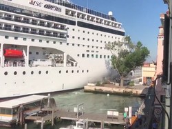 Buntut Panjang dari Kapal Pesiar Tabrak Dermaga di Venesia
